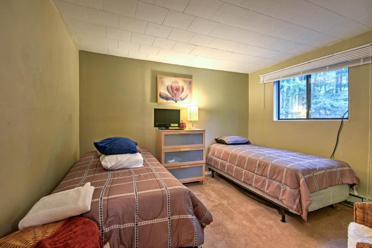 Cozy Arrowhead Lake Home With Sunroom And Pool Access! Pocono Lake エクステリア 写真